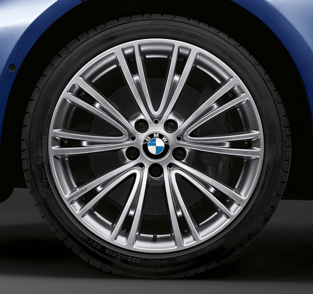 「BMW創立100周年を記念した特別な「330e」が登場!!」の2枚目の画像