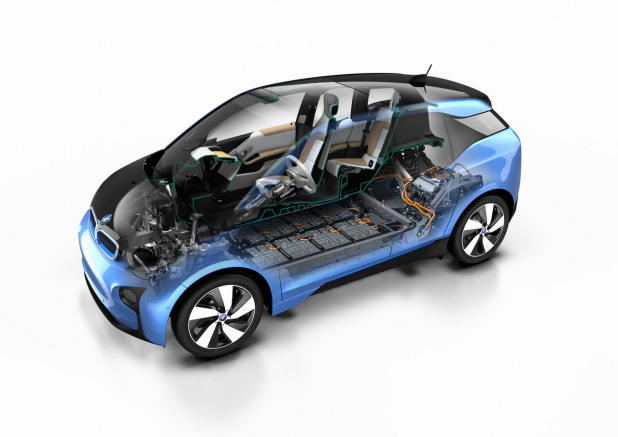 「BMW i3にバッテリー容量を増やした新グレードを設定。アップデートも用意」の12枚目の画像