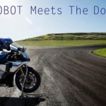 バイクを運転するヤマハのロボットがV.ロッシと対面！【動画】 - image003