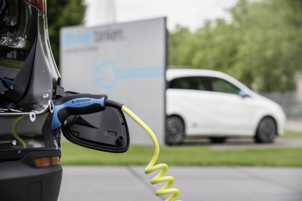 「世界初！ メルセデスが外部充電可能な燃料電池車「GLC F-CELL」を2017年に発売」の2枚目の画像