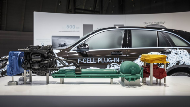 「世界初！ メルセデスが外部充電可能な燃料電池車「GLC F-CELL」を2017年に発売」の4枚目の画像