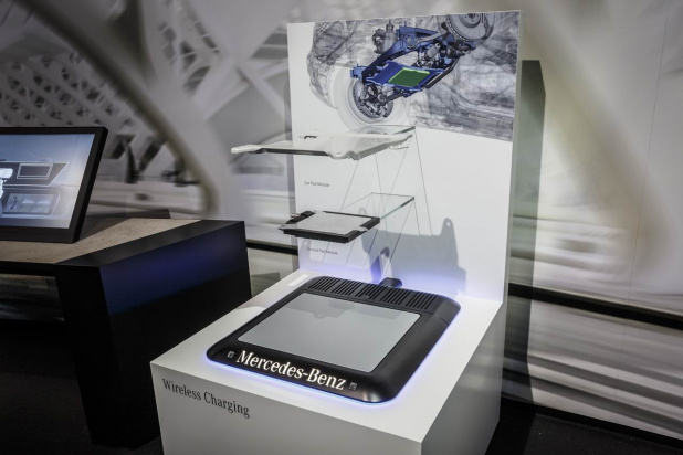 「プラグイン車両の利便性を高めるメルセデスのワイヤレス充電」の2枚目の画像