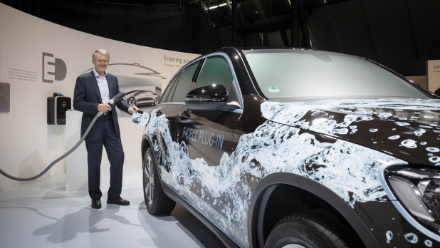 「世界初！ メルセデスが外部充電可能な燃料電池車「GLC F-CELL」を2017年に発売」の6枚目の画像