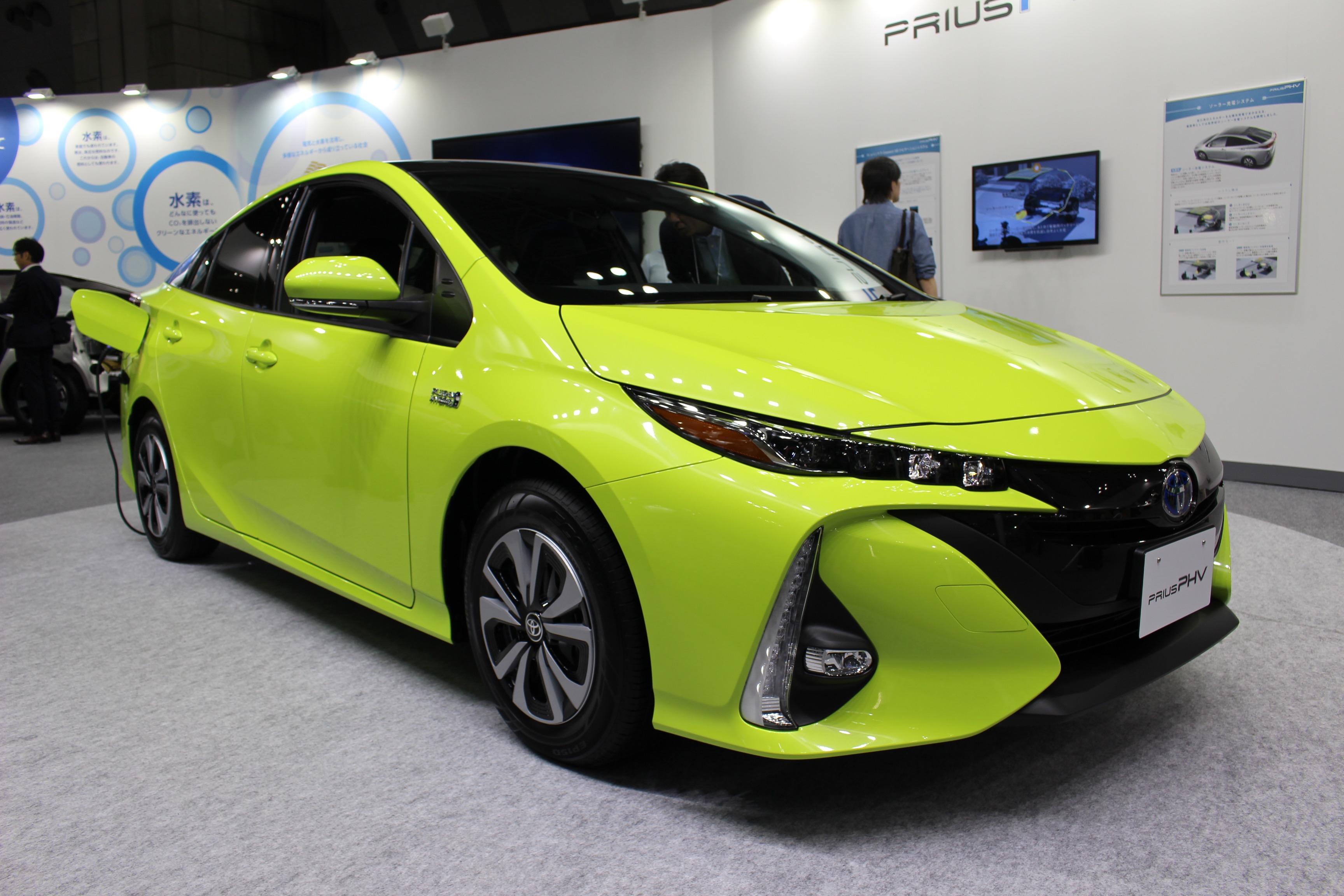 Toyota Prius PHV Солнечная батарея