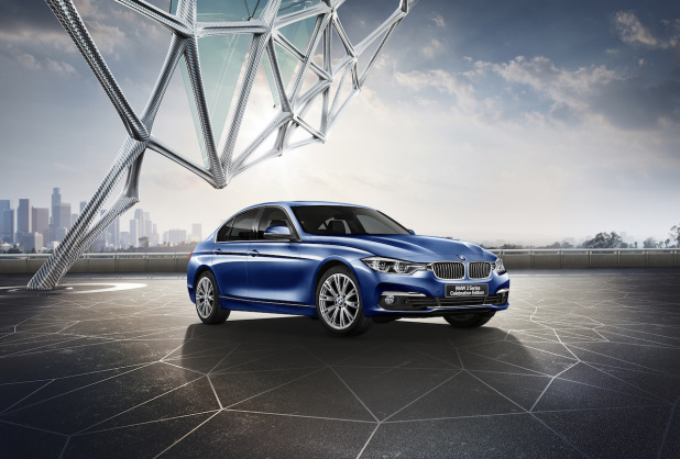 「専用色「タンザナイト・ブルー」が輝く「BMW 330e Celebration Edition」は100台限定」の1枚目の画像