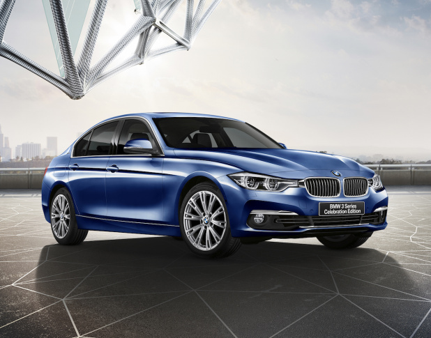 「専用色「タンザナイト・ブルー」が輝く「BMW 330e Celebration Edition」は100台限定」の2枚目の画像