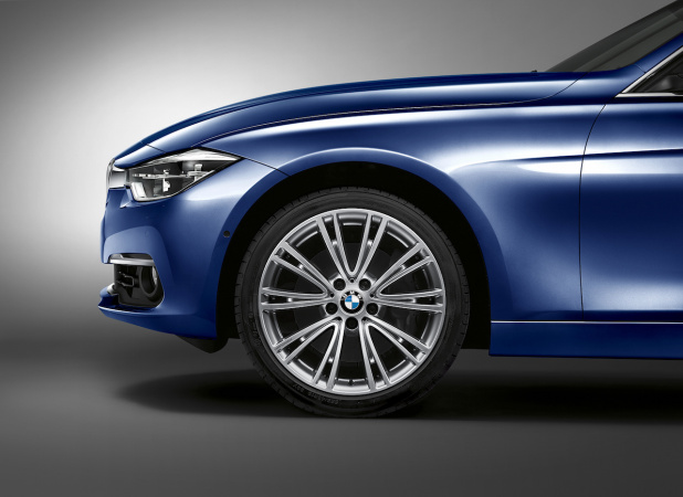 「専用色「タンザナイト・ブルー」が輝く「BMW 330e Celebration Edition」は100台限定」の3枚目の画像