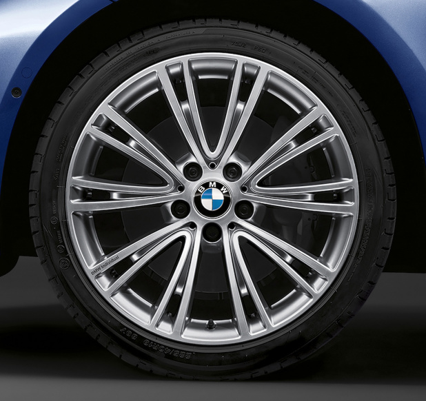 「専用色「タンザナイト・ブルー」が輝く「BMW 330e Celebration Edition」は100台限定」の5枚目の画像