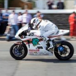 「日立マクセル製リチウムイオン電池を搭載した無限の電動バイクがマン島TTレース3連覇を達成」の1枚目の画像ギャラリーへのリンク