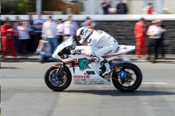 「日立マクセル製リチウムイオン電池を搭載した無限の電動バイクがマン島TTレース3連覇を達成」の1枚目の画像