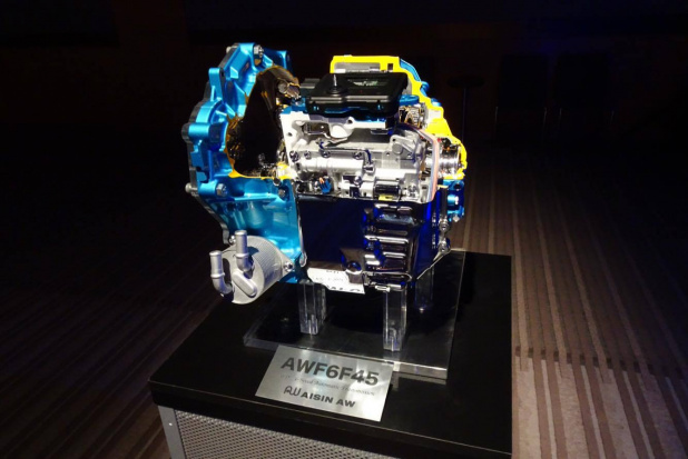 「DS AUTOMOBILES「DS 4」、SUVの「DS 4 CROSSBACK」に2.0Lの直噴ディーゼルエンジン「BlueHDi」搭載」の18枚目の画像