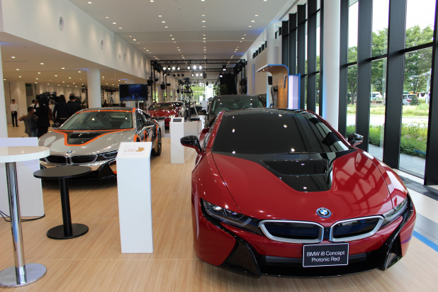 「BMW世界初の大規模ショールーム「BMW GROUP Tokyo Bay」100台の試乗車、50台の展示車でオープン」の6枚目の画像
