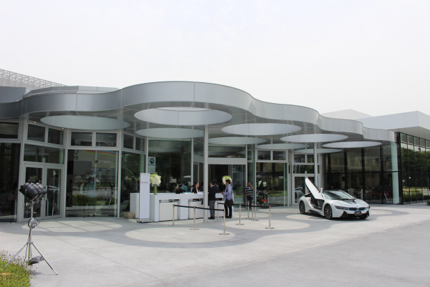 「BMW世界初の大規模ショールーム「BMW GROUP Tokyo Bay」100台の試乗車、50台の展示車でオープン」の1枚目の画像