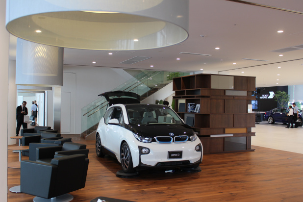「BMW世界初の大規模ショールーム「BMW GROUP Tokyo Bay」100台の試乗車、50台の展示車でオープン」の23枚目の画像