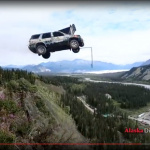 超意味不明！クルマを崖から飛ばす奇祭がアラスカにあった【動画】 - Car_Jump04