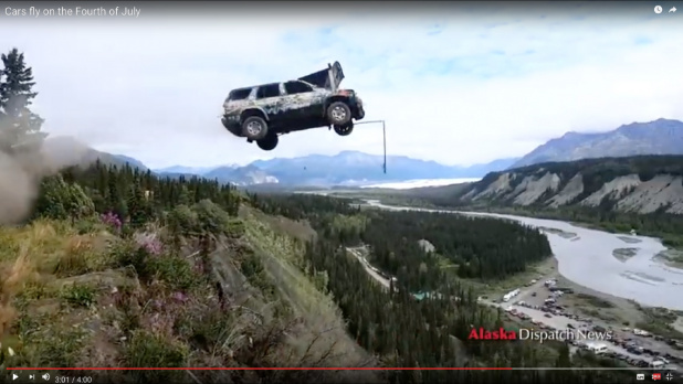 「超意味不明！クルマを崖から飛ばす奇祭がアラスカにあった【動画】」の3枚目の画像