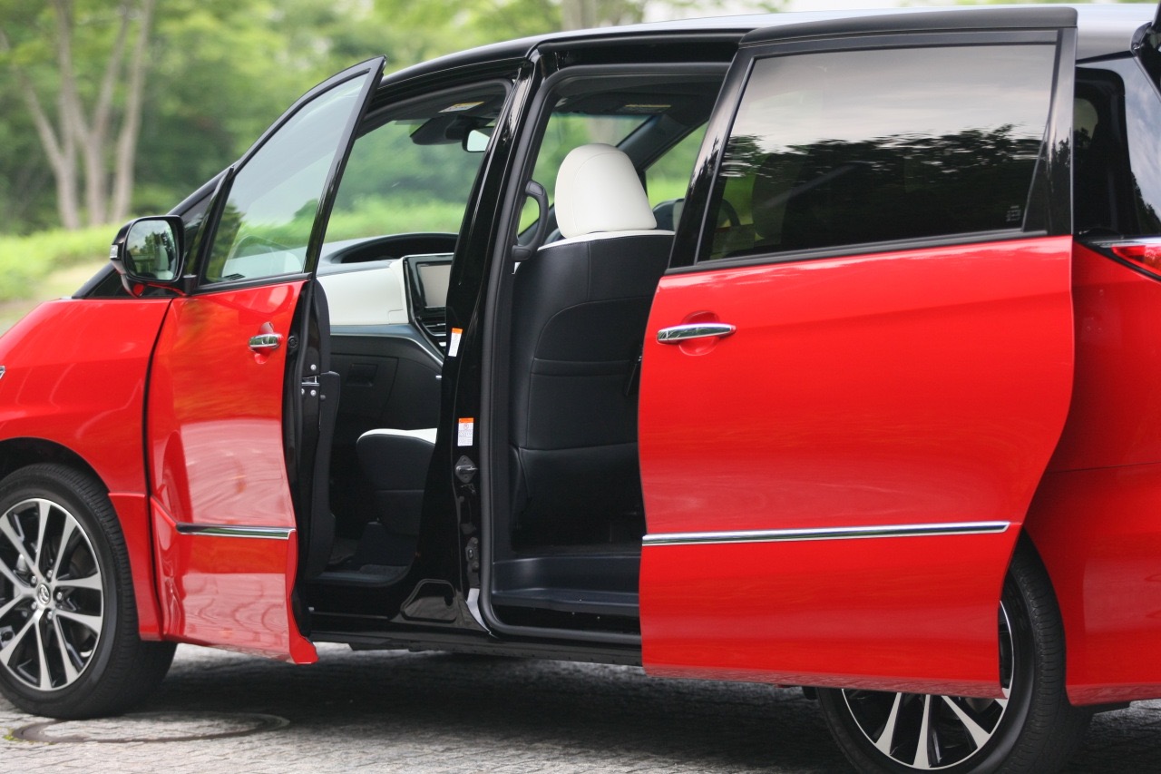 エスティマの塗装方法はどこが違う ミニバン初の2トーンカラーに採用された新手法 Clicccar Com