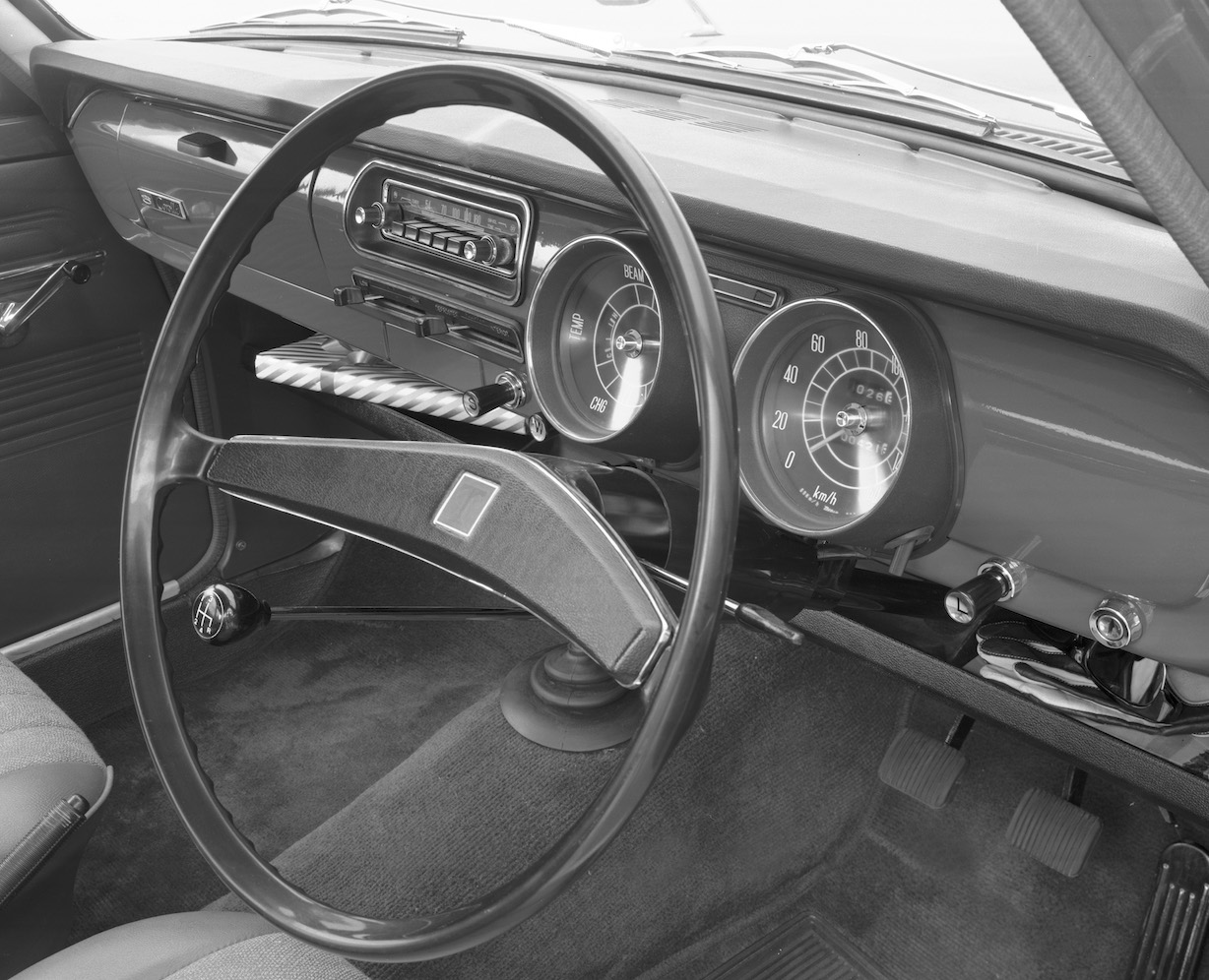 初代カローラのメーターが途中で変わったワケは？【Corolla Stories 2 