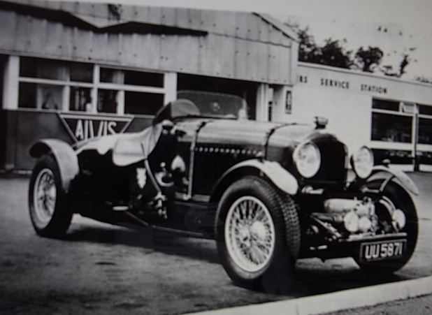 ボンドが愛したクルマ、1933年にほとんど新車状態で入手したのがベントレー4 ½ブロワー。SOHC 4.4L 直４にアムハースト・ヴィリアース製スーパーチャージャーでパワーアップ。55台を製作させた。