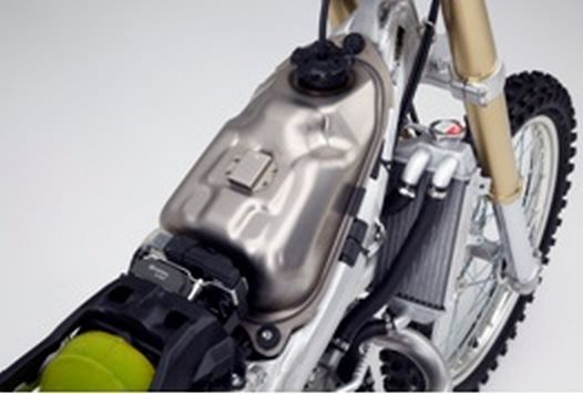 量産二輪車で世界初 ホンダ Crf450rの燃料タンクにチタン薄板が採用 Clicccar Com