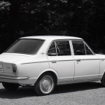 「1966年登場の初代カローラは全幅1485mm。今となってはかなり小さなサイズ【Corolla 50周年記念】」の1枚目の画像ギャラリーへのリンク