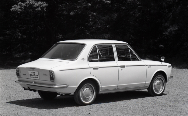 「1966年登場の初代カローラは全幅1485mm。今となってはかなり小さなサイズ【Corolla 50周年記念】」の1枚目の画像