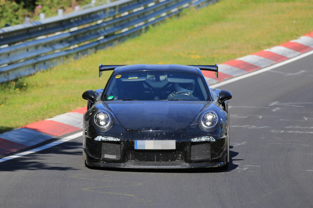 「ニュルの怪物！シリーズ最強の710馬力、ポルシェ『911 GT2 RS』」の1枚目の画像