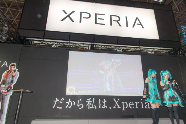 「東京ゲームショウで注目のXperiaブースでもレースクイーンが活躍中！」の21枚目の画像