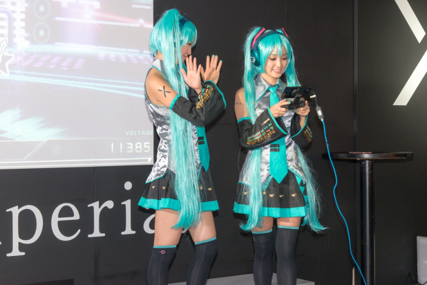 「東京ゲームショウで注目のXperiaブースでもレースクイーンが活躍中！」の22枚目の画像