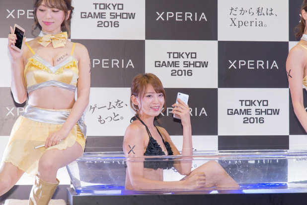 「東京ゲームショウで注目のXperiaブースでもレースクイーンが活躍中！」の24枚目の画像