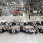 アウディがメキシコ新工場で新型「Audi Q5」の生産を開始 - Workers on the occasion of the internal inauguration of the body shop.