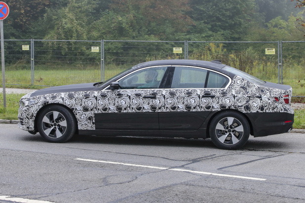 「BMW・5シリーズ次期型のプラグインハイブリッドモデルは航続距離35kmの高性能！」の5枚目の画像