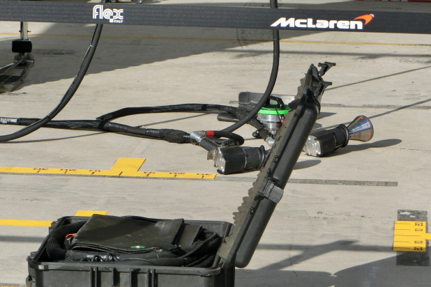 「【ドキドキ！F1女子アメリカGP2016】マクラーレンホンダのブラックボックスから出てきたものは？」の10枚目の画像