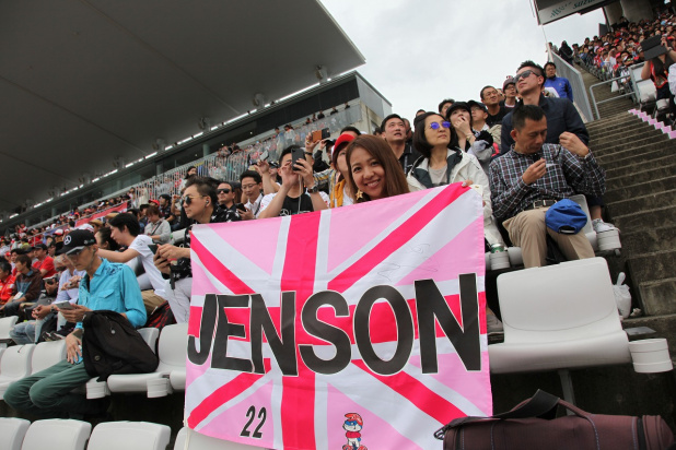 「【F1女子の日本GP2016】ライコネンはフェラーリ・デイトナで登場！ シャンパンファイトでかけられたのは誰？」の22枚目の画像