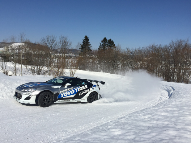 「ドリフトのトップドライバーは雪上でも速い！ スムーズ!!」の1枚目の画像