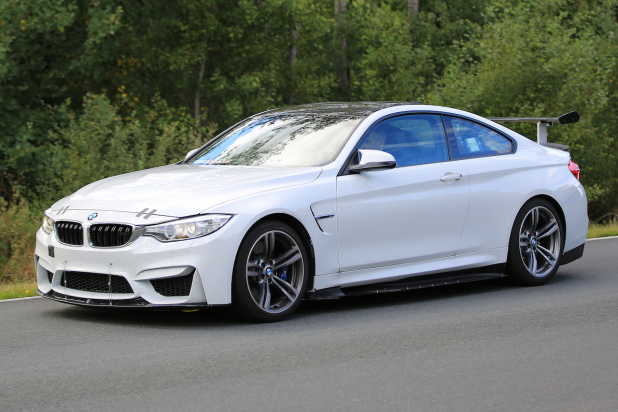 「フルエアロ装着、BMW 最強レースカー「M4 GT4」公道走テストをキャッチ！」の2枚目の画像