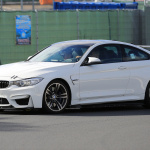 フルエアロ装着、BMW 最強レースカー「M4 GT4」公道走テストをキャッチ！ - 