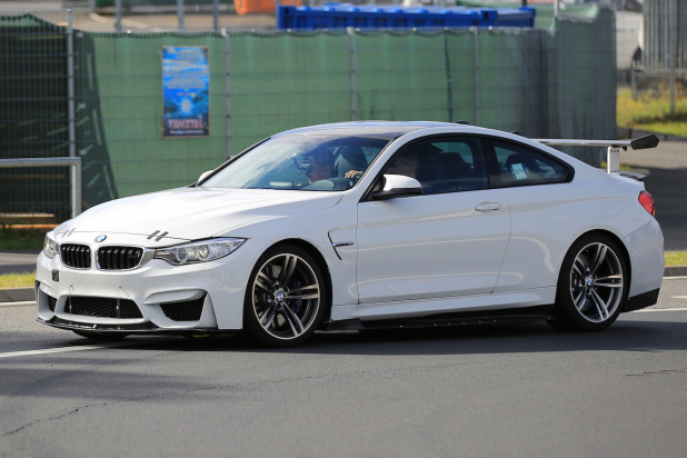 「フルエアロ装着、BMW 最強レースカー「M4 GT4」公道走テストをキャッチ！」の3枚目の画像
