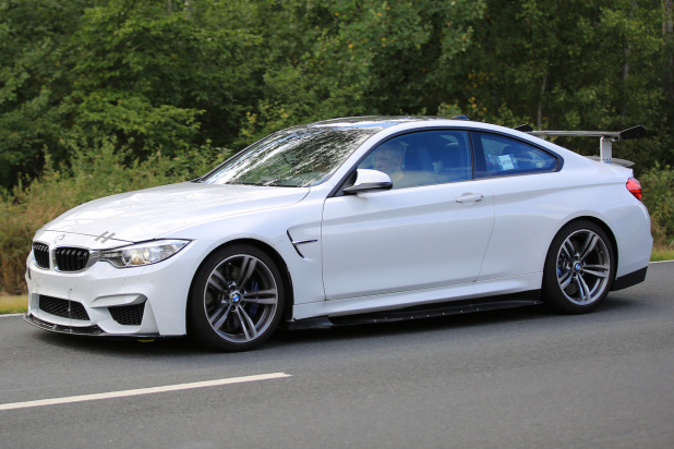 「フルエアロ装着、BMW 最強レースカー「M4 GT4」公道走テストをキャッチ！」の4枚目の画像