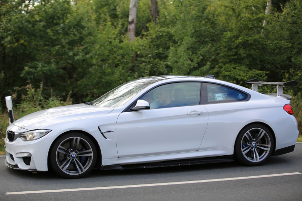 「フルエアロ装着、BMW 最強レースカー「M4 GT4」公道走テストをキャッチ！」の6枚目の画像