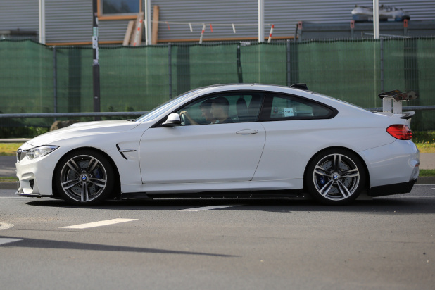 「フルエアロ装着、BMW 最強レースカー「M4 GT4」公道走テストをキャッチ！」の7枚目の画像