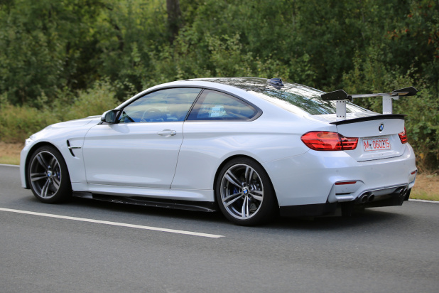 「フルエアロ装着、BMW 最強レースカー「M4 GT4」公道走テストをキャッチ！」の9枚目の画像