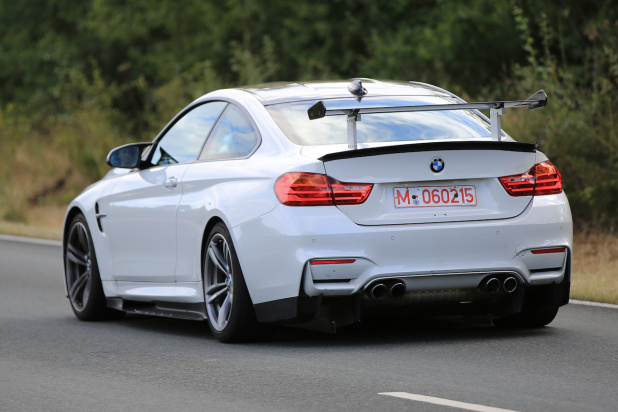 「フルエアロ装着、BMW 最強レースカー「M4 GT4」公道走テストをキャッチ！」の11枚目の画像