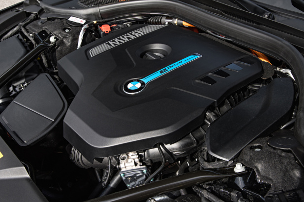 「BMW 7シリーズ新世代プラグインハイブリッドBMW 740e iPerformanceを「戦略価格」1169万円で発売開始」の14枚目の画像