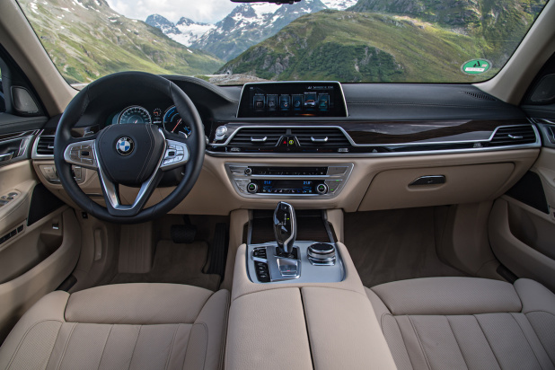 「BMW 7シリーズ新世代プラグインハイブリッドBMW 740e iPerformanceを「戦略価格」1169万円で発売開始」の16枚目の画像