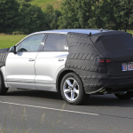 VW トゥアレグ次期型、高性能PHEVの走りを捉えた！ - 