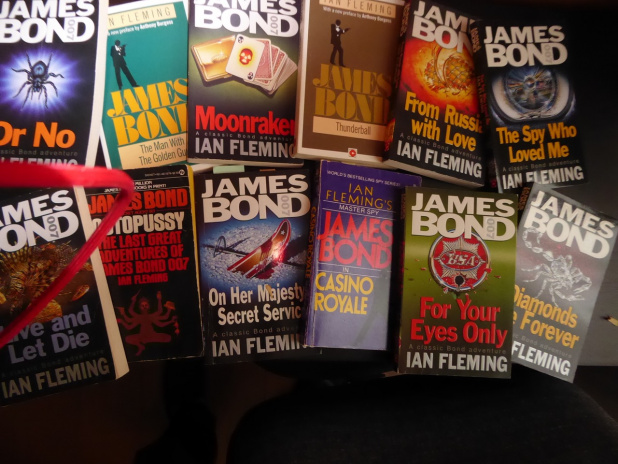 本棚に眠っていたイアン・フレミング007ペーパーバック。気をつけないと読み返しがはじまり、生計を脅かします。