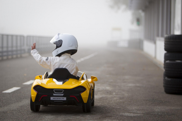 「マクラーレンP1の完全EVモデル、最高速までわずか2秒をマークしたテストドライバーは…4歳？」の3枚目の画像