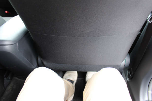 「【トヨタC-HR試乗】デザイン重視ながら後席はなかなかの座り心地。取り回し、使い勝手をチェック！」の12枚目の画像
