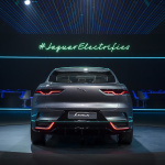 ジャガー初の電気自動車「I-PACE」コンセプトをワールドプレミア - jaguar-i-pace-vr-reveal_08